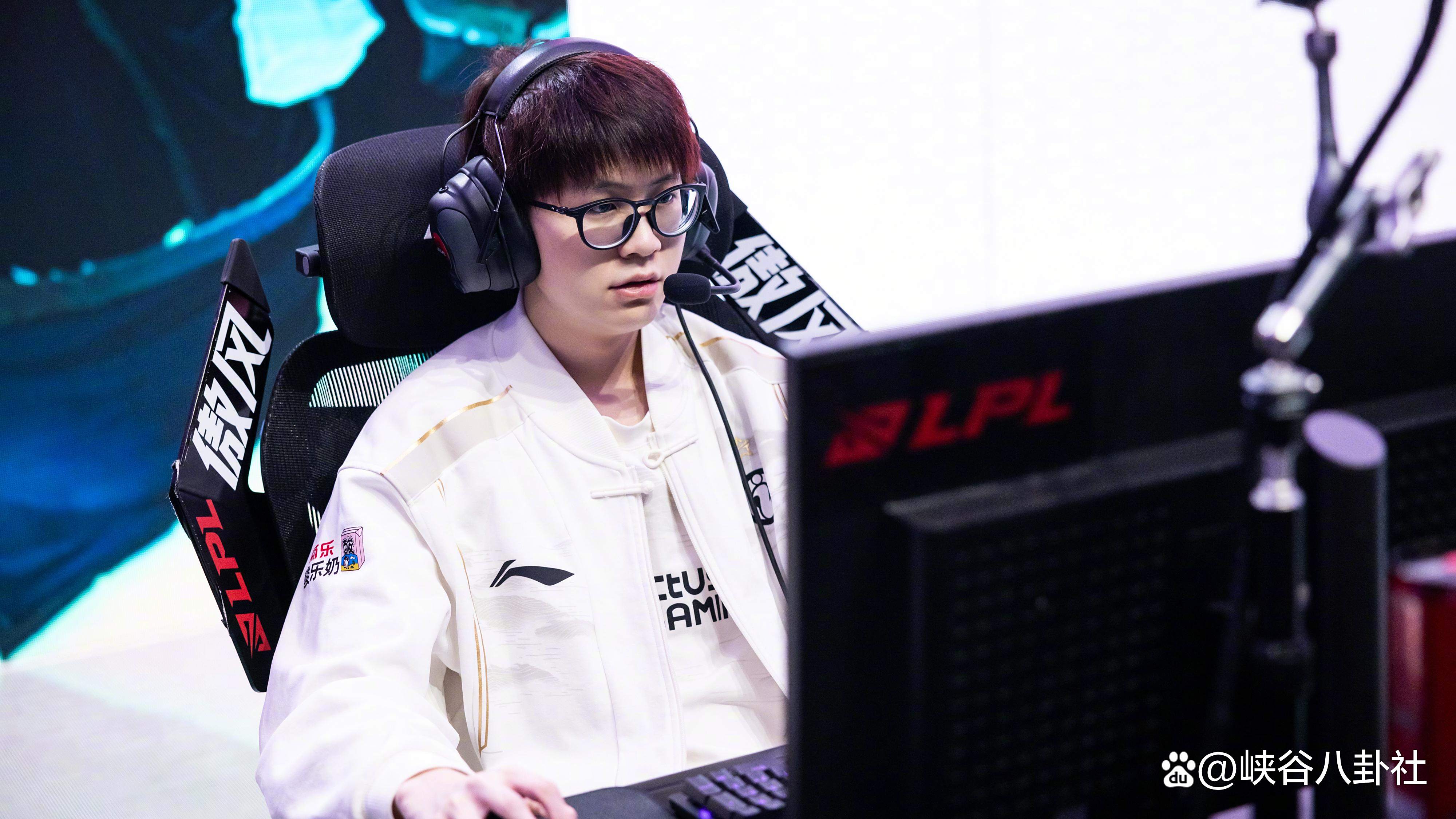 Rookie迎来五赛季出色发挥，老鹰观众热烈欢呼！