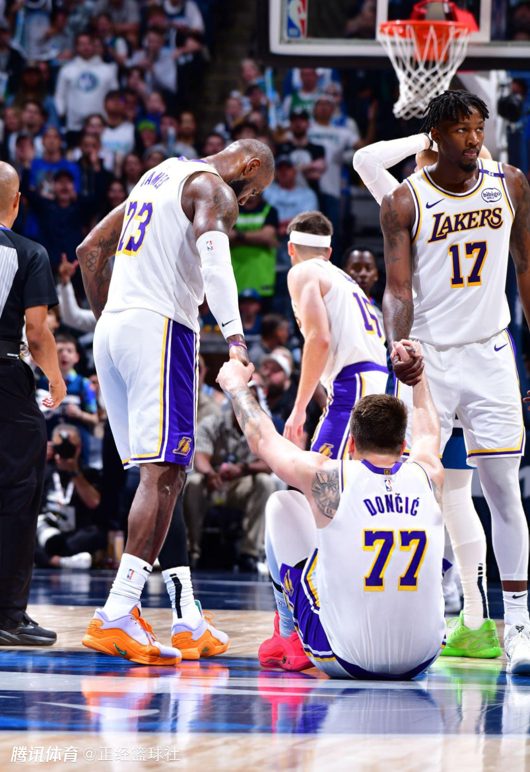 爱游戏-湖人引发争议！，詹姆斯官方宣布最后时刻胜出新规观众掌声雷动-爱游戏
