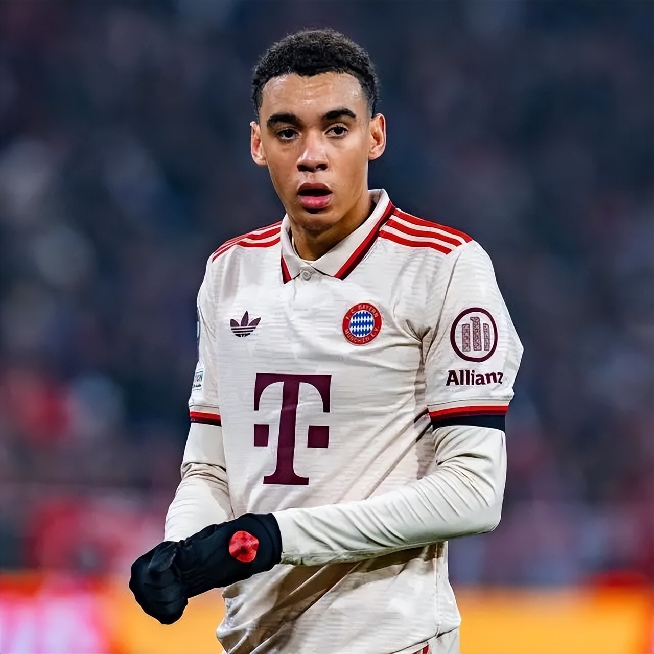 爱游戏中国-拜仁慕尼黑今夜内部沟通，志在欧冠名次提升，更衣室稳定，赛程密集仍需轮换-爱游戏中国